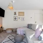 Alejandro - Lovely 2 Bedroom Apartment In Ostend